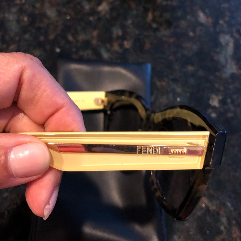 Authentic Fendi sunglasses - Picture 6 of 8